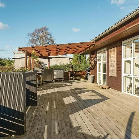Vakantiehuis Four-bedroom Holiday In *